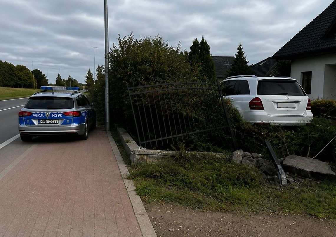 Pijany 20-latek za kierownicą Mercedesa. Stracił panowanie i wjechał w ogrodzenie