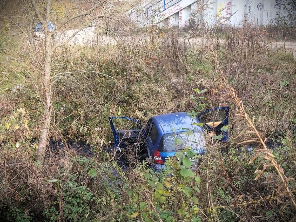 Pijany 21-latek uciekał hondą policji. Ucieczkę zakończył w rzece, w wypadku ranna została 17-latka Pijany 21-latek uciekał hondą policji. Ucieczkę zakończył w rzece, w wypadku ranna została 17-latka