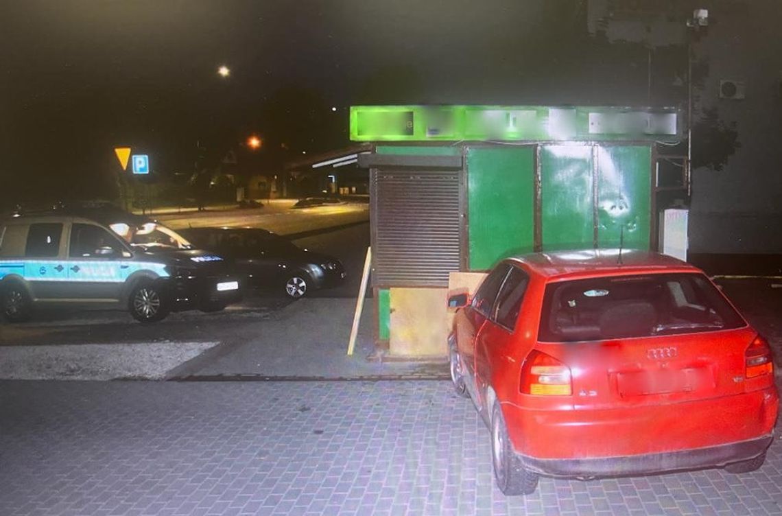 Pijany 21-latek wjechał audi w kiosk. Doznał urazu głowy i stracił prawo jazdy