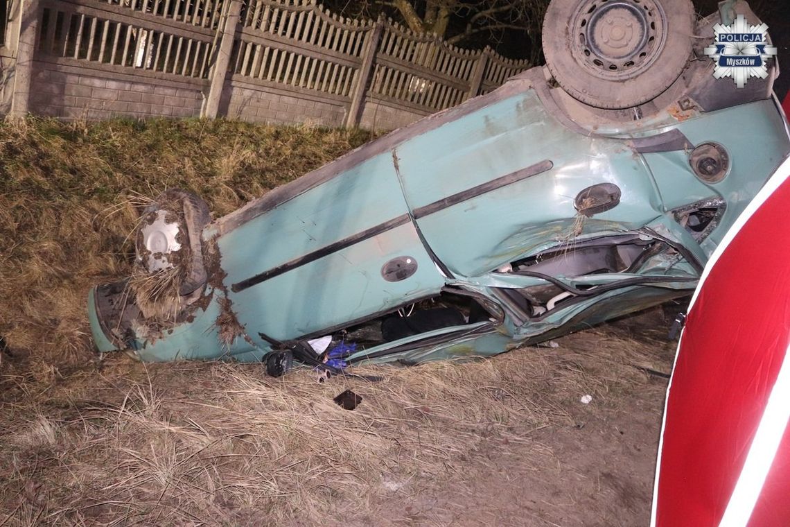 Pijany 21-latek wjechał Oplem w drzewo i dachował. W wypadku zginął jego kolega Pijany 21-latek wjechał Oplem w drzewo i dachował. W wypadku zginął jego kolega