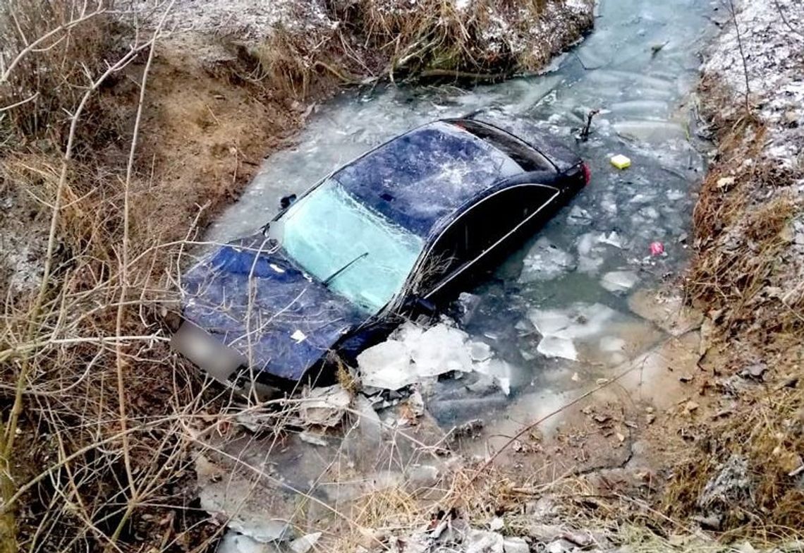 Pijany 21-latek wyleciał z drogi i wylądował w rowie melioracyjnym