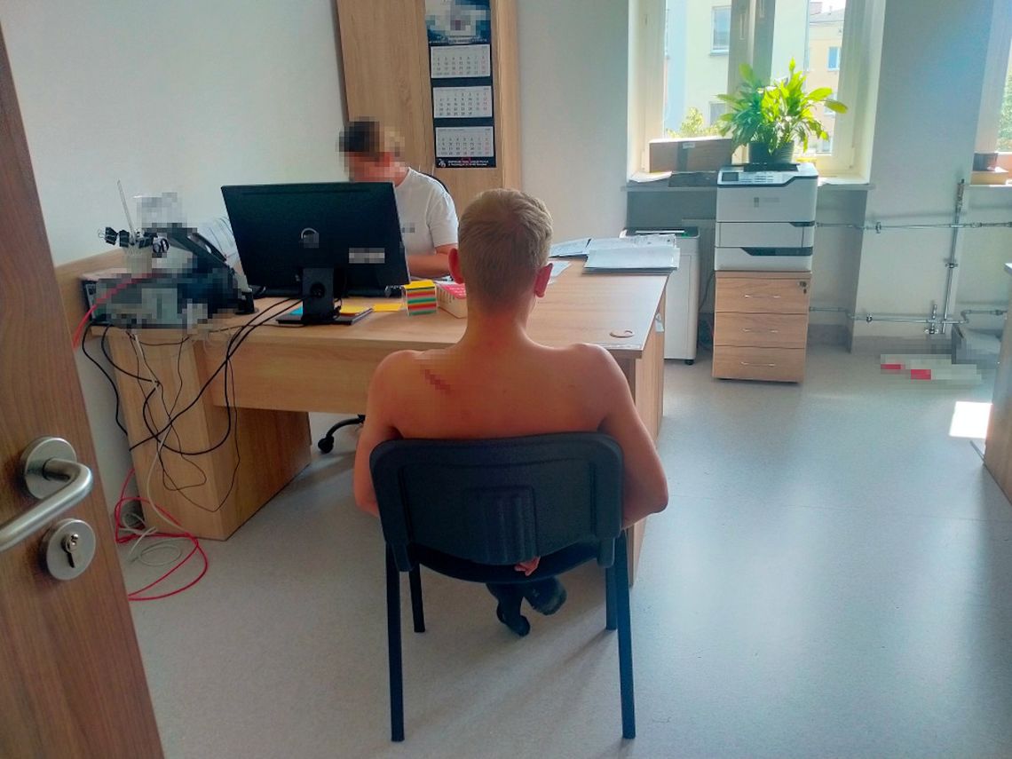 Pijany 21-latek zaatakował ratownika medycznego. Wcześniej koledzy zostawili go na trawniku