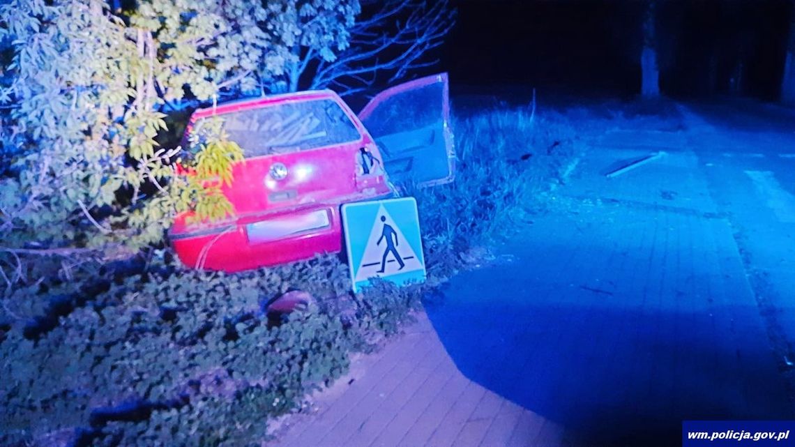 Pijany 22-latek ruszył w nocny rajd golfem. Nie zapanował nad mocą i rozbił się na drzewie