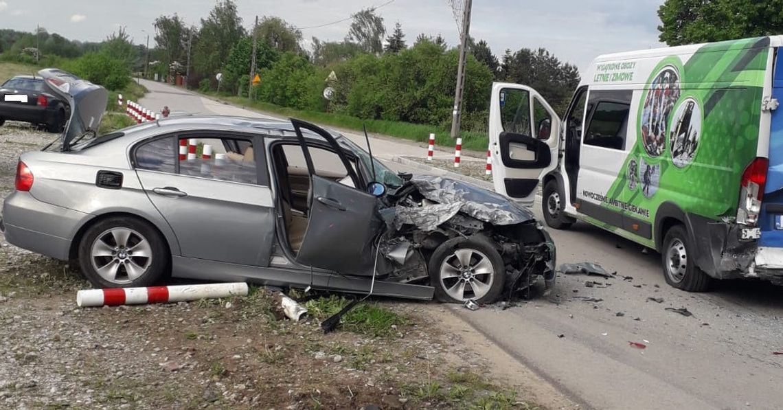 Pijany 22-latek w BMW spowodował wypadek. Gdy przyjechała policja rzucił się na nich z łapami