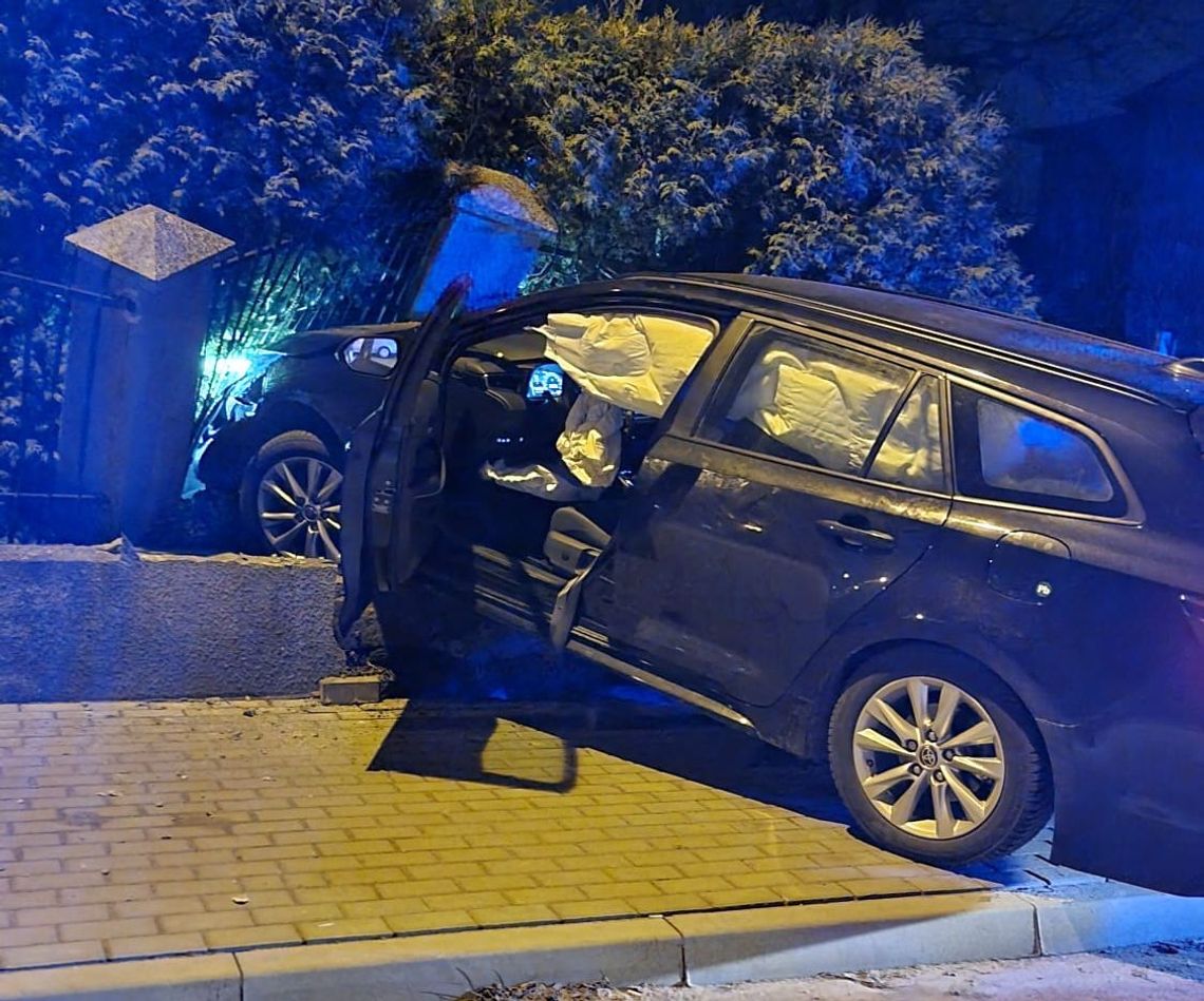 Pijany 23-latek rozbił się na ogrodzeniu. Huk w swoim domu usłyszał policjant, wybiegł i zatrzymał go razem ze świadkiem