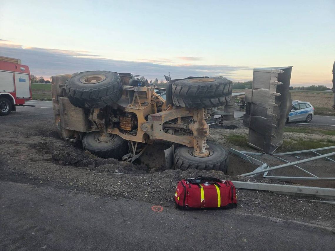 Pijany 24-latek wywrócił ładowarkę w rowie. Miał 2,5 promila i... sądowy zakaz prowadzenia