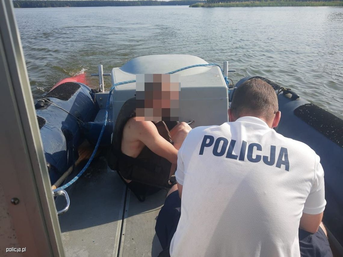 Pijany 25-latek w kamizelce ratunkowej dryfował na zalewie. Był przerażony, z wody wyciągnęli go policjanci