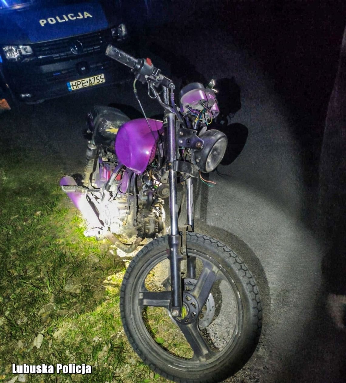 Pijany 25-latek wiózł kolegę zdezelowanym motorowerem. Tablicę miał w domu, bo odpadła z błotnikiem