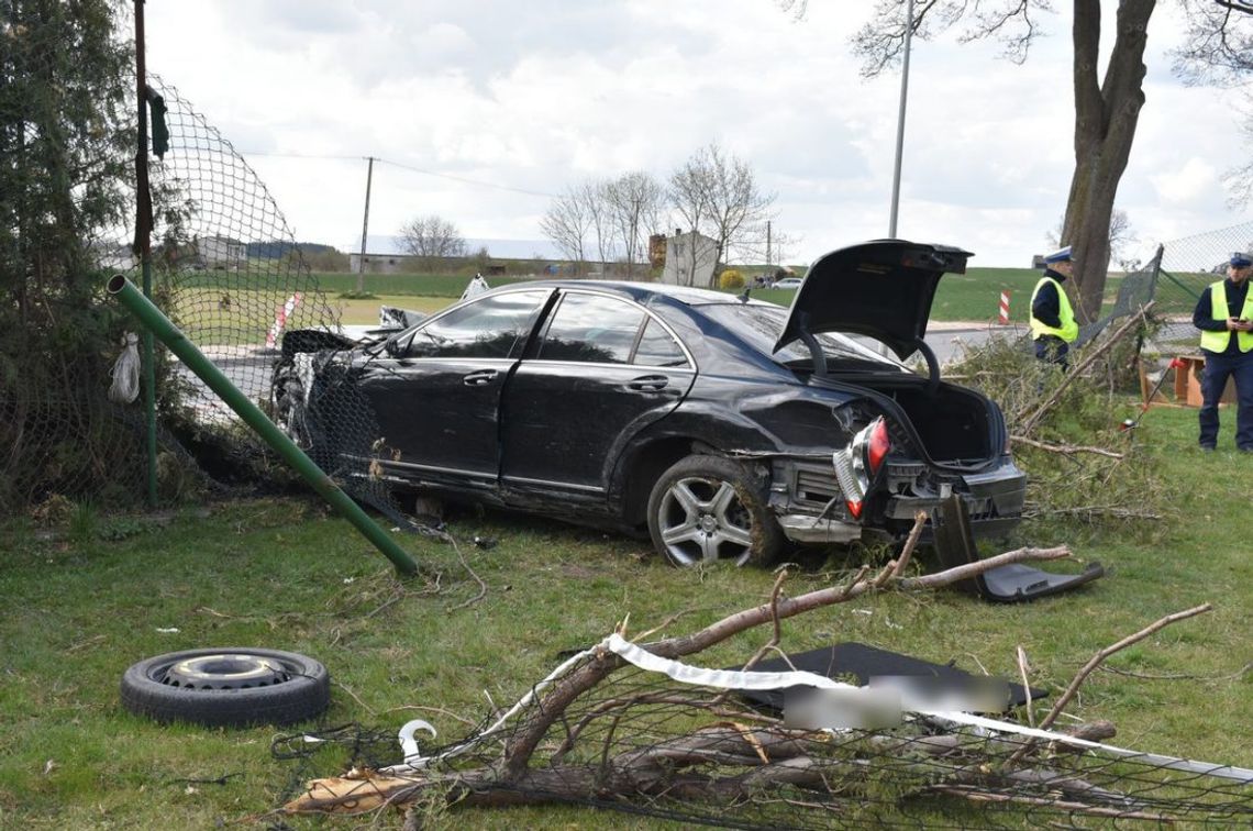 Pijany 26-latek rozbił luksusowego mercedesa. Auto dachowało i wpadło do ogrodu