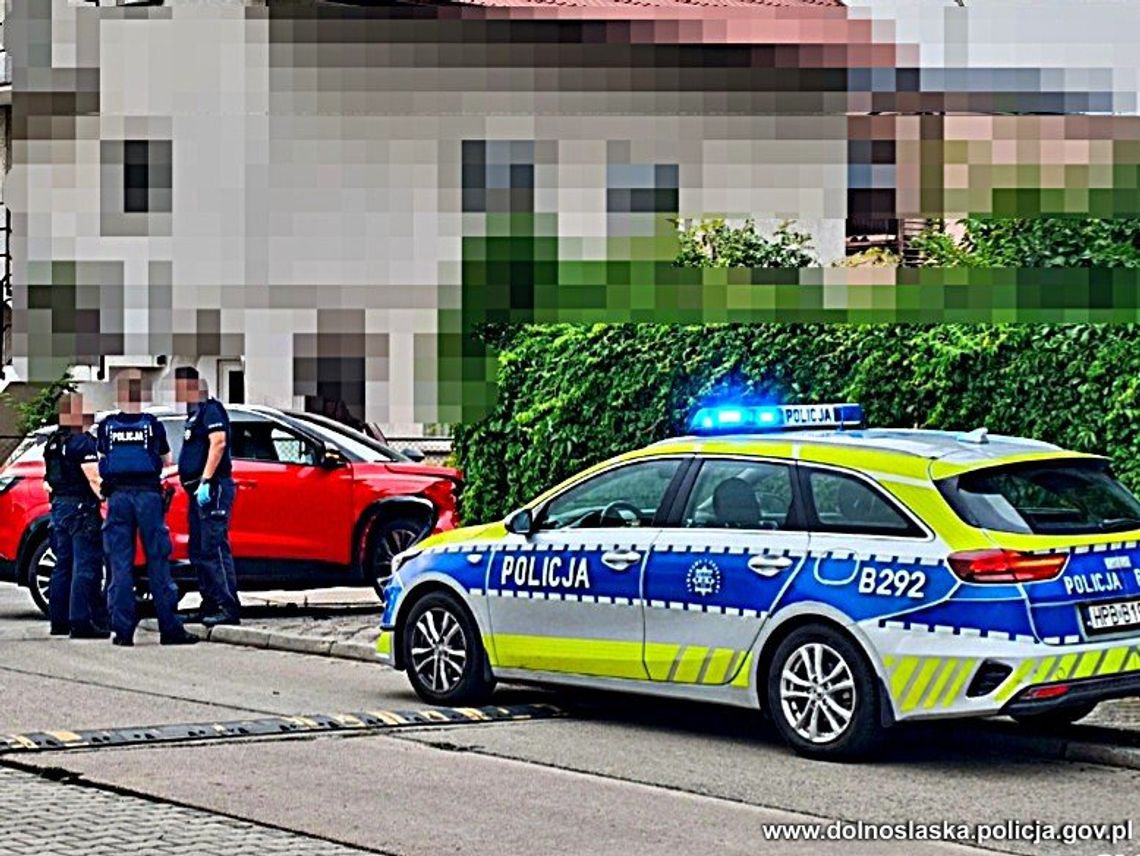 Pijany 26-latek uciekał przed policją. Rozbił auto i zaatakował funkcjonariuszkę Pijany 26-latek uciekał przed policją. Rozbił auto i zaatakował funkcjonariuszkę