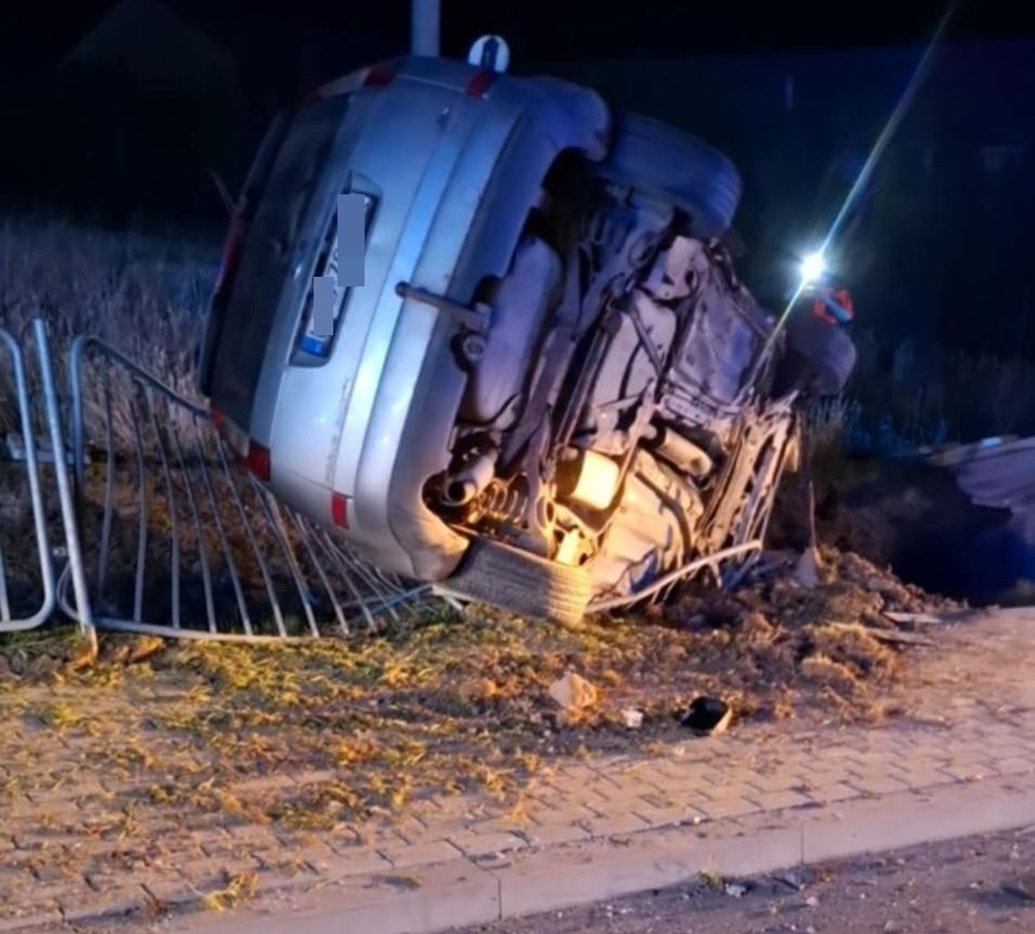 Pijany 26-latek wjechał autem do rowu i poszedł spać do domu. W samochodzie zostawił rannego kolegę