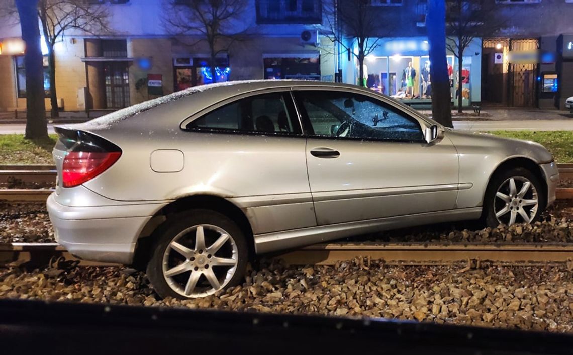 Pijany 26-latek "zaparkował" mercedesa na torowisku. Kierowca miał prawie promil w organizmie