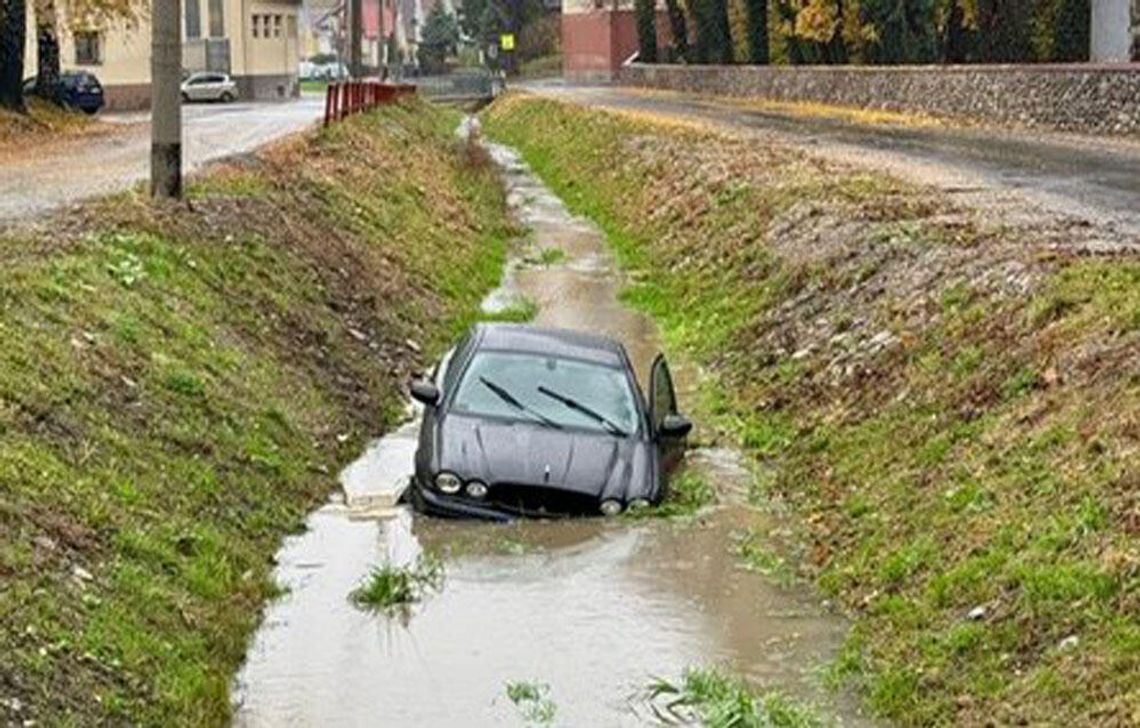 Pijany 27-latek utopił jaguara w rowie. Miał prawie 2 promile, ale próbował przekonywać, że po prostu jechał za szybko Pijany 27-latek utopił jaguara w rowie. Miał prawie 2 promile, ale próbował przekonywać, że po prostu jechał za szybko