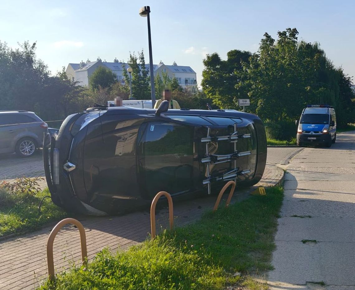 Pijany 34-latek nie dojechał po dziecko do przedszkola. Auto przewróciło się po uderzeniu w krawężnik Pijany 34-latek nie dojechał po dziecko do przedszkola. Auto przewróciło się po uderzeniu w krawężnik