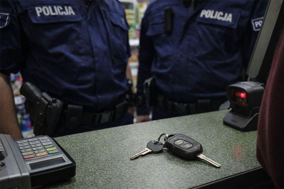 Pijany 37-latek pojechał autem do sklepu. Ekspedientka go wyczuła i zabrała kluczyki