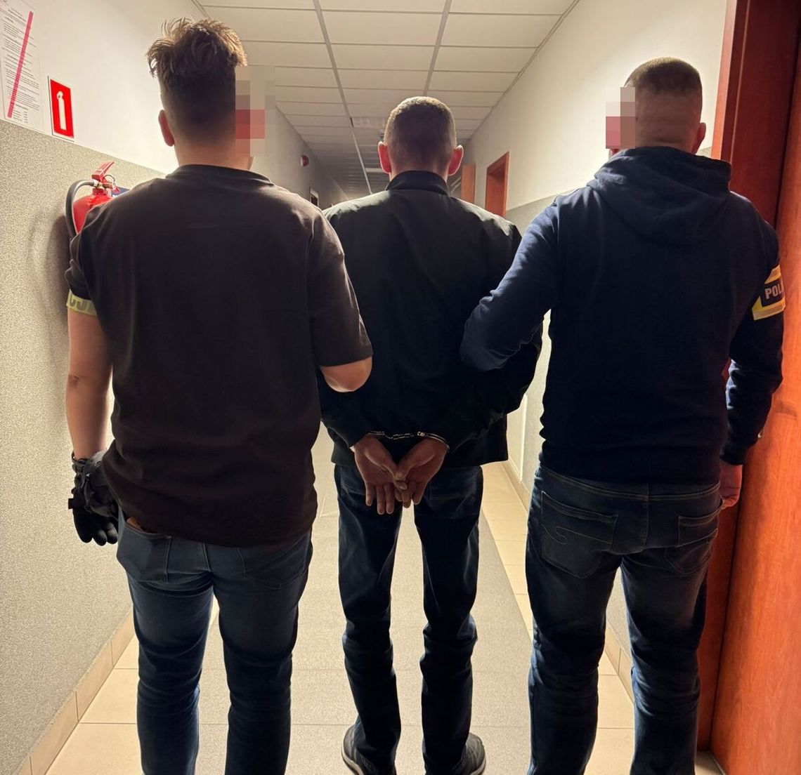 Pijany 37-latek przyjechał odebrać dziecko z przedszkola. Drugie miał w aucie. Mężczyzna został deportowany