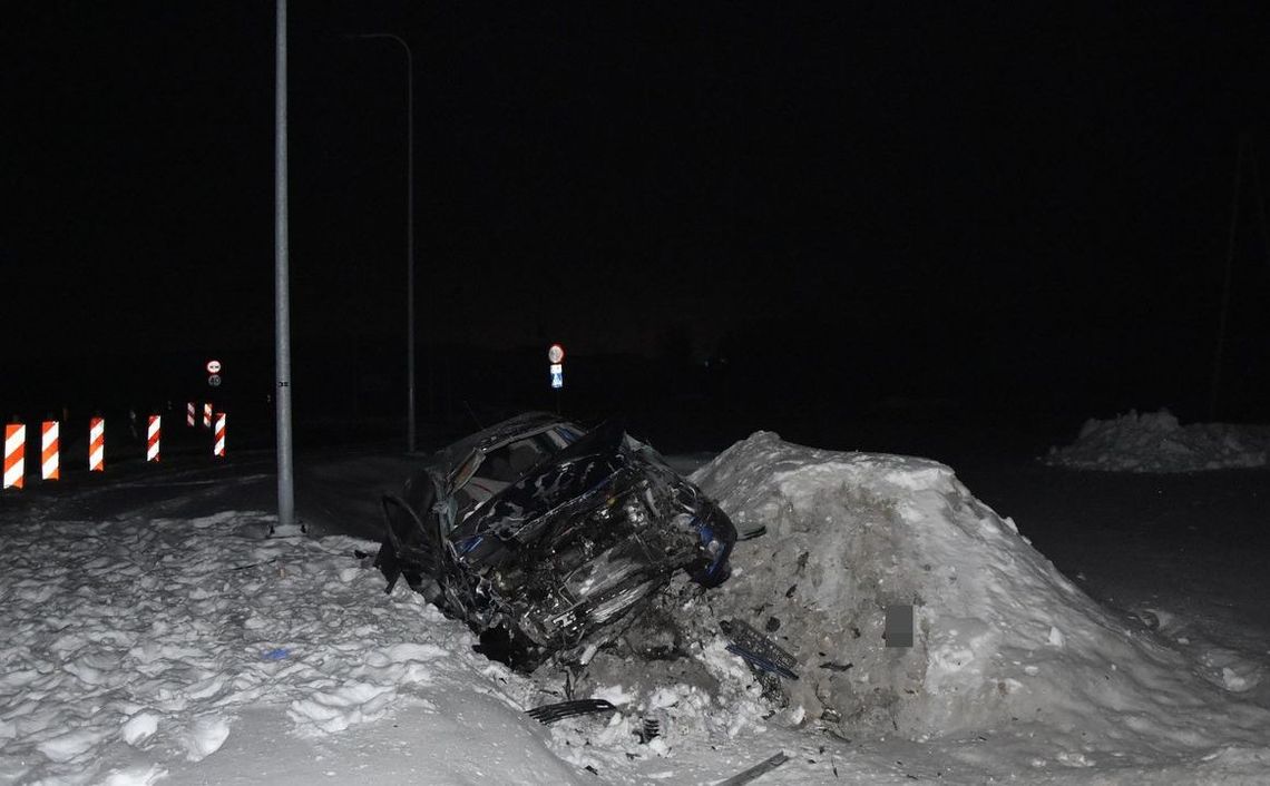 Pijany 37-latek z dożywotnim zakazem dachował na rondzie. W wypadku ucierpiał pasażer Forda