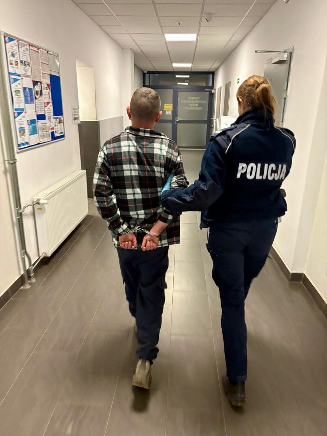 Pijany 38-latek pomachał policjantkom i zaczął uciekać. Został obezwładniony po wjechaniu polną drogę