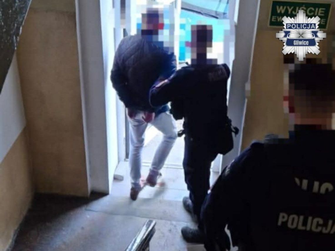 Pijany 38-latek zasnął w kradzionej taksówce na środku jezdni. W aucie miał 3 kg "anielskiego pyłu"