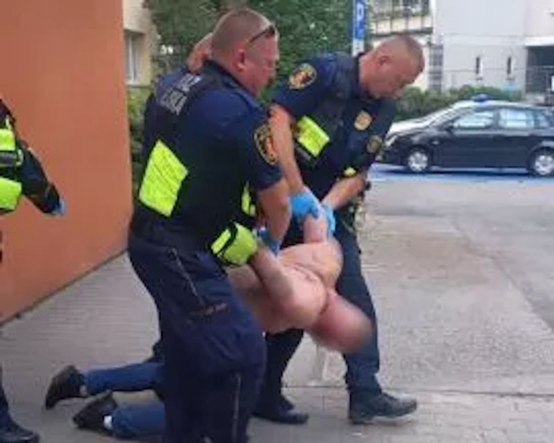 Pijany 44-latek zablokował windę. Odgrażał się ludziom, funkcjonariusze musieli użyć siły Pijany 44-latek zablokował windę. Odgrażał się ludziom, funkcjonariusze musieli użyć siły