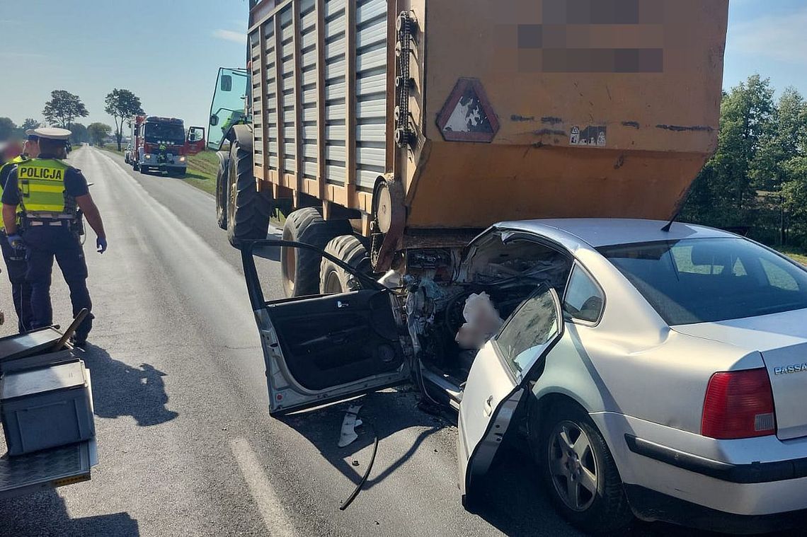 Pijany 54-latek wjechał passatem w przyczepę rolniczą. Pasażer zginął, kierowca ciężko ranny [FOTO]