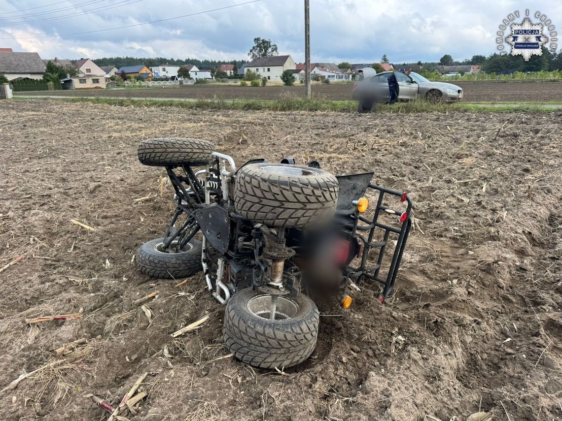 Pijany 56-latek próbował uciec policji na czterokołowcu. Przewrócił się po zjechaniu na zaorane pole