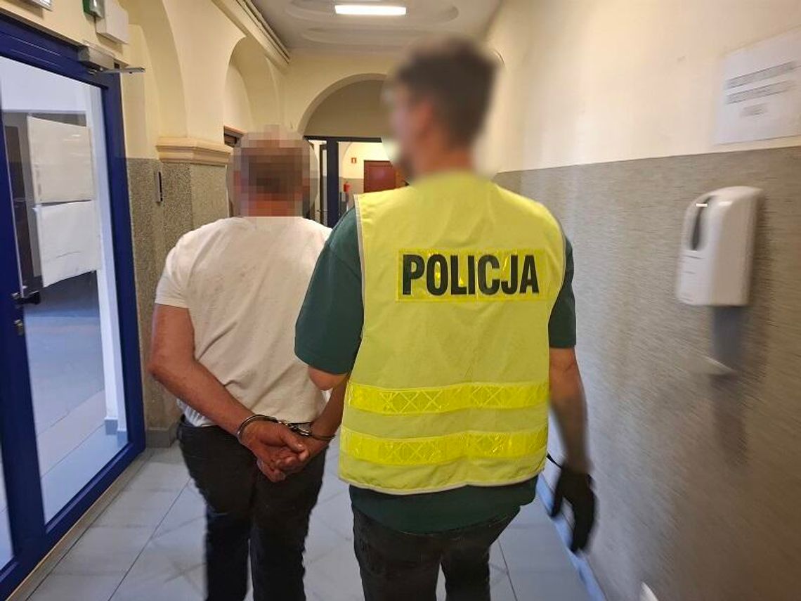 Pijany 61-latek mówił, że jest jednym z "X-Menów". Podczas interwencji kopnął policjanta w brzuch