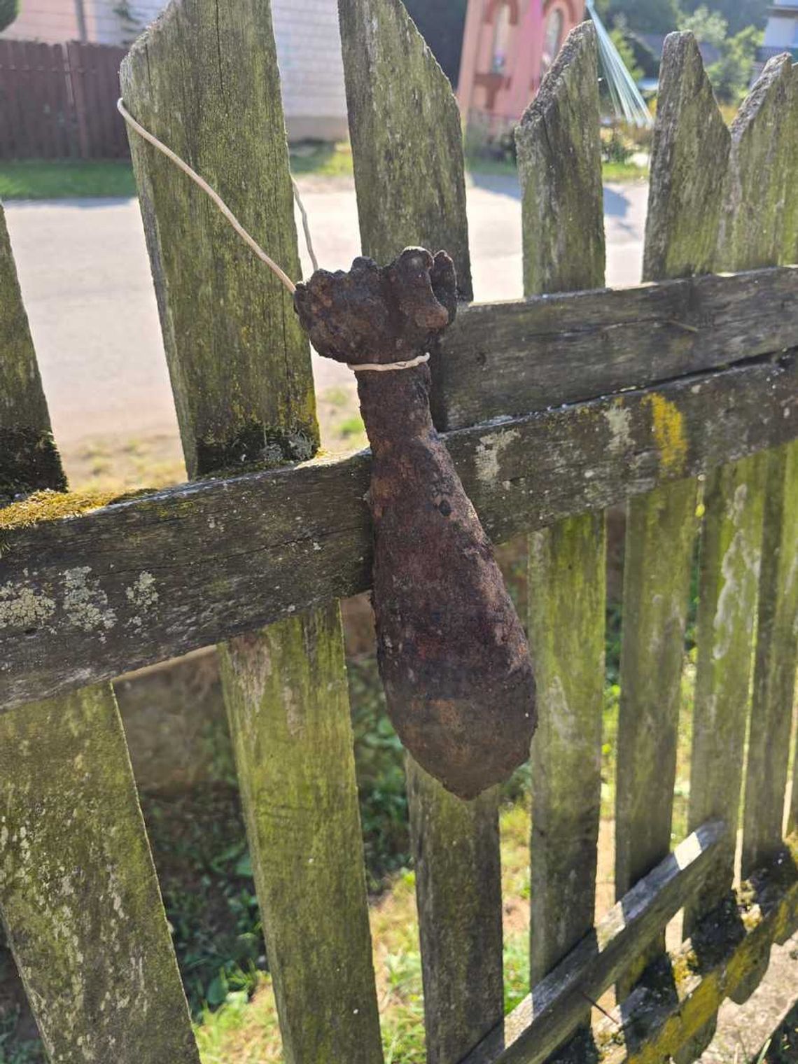 Pijany 68-latek groził sąsiadom wysadzeniem domu. Na płocie zawiesił pocisk moździerzowy