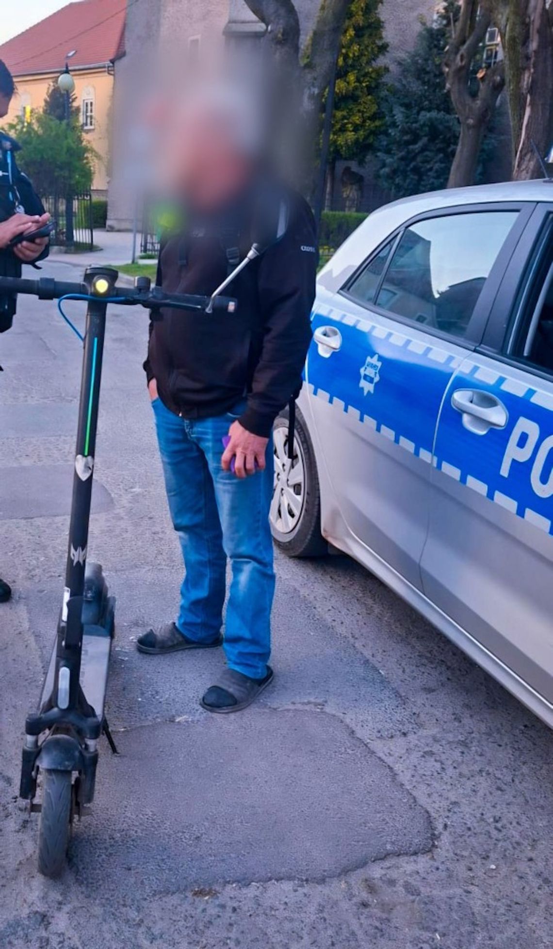 Pijany 68-latek jeździł na hulajnodze elektrycznej. Wpadł przez klapki na stopach