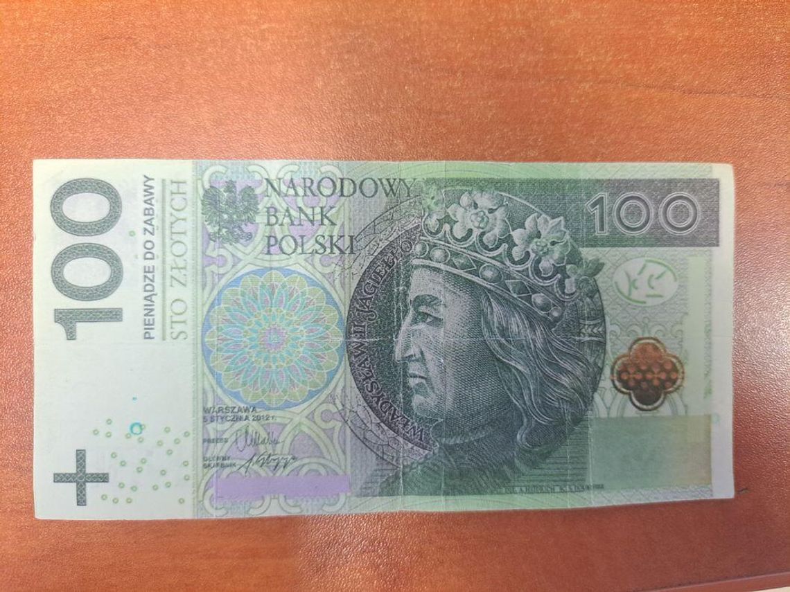 Pijany 74-latek chciał zapłacić zabawkowym banknotem. Grozi mu za to nawet 8 lat więzienia Pijany 74-latek chciał zapłacić zabawkowym banknotem. Grozi mu za to nawet 8 lat więzienia
