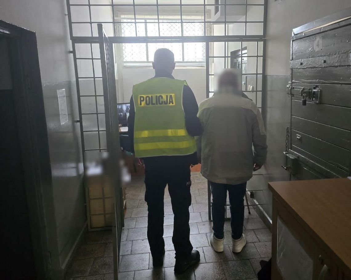 Pijany 74-latek jechał przez miasto z prędkością ponad 100 km/h. Policjanci zapobiegli tragedii Pijany 74-latek jechał przez miasto z prędkością ponad 100 km/h. Policjanci zapobiegli tragedii