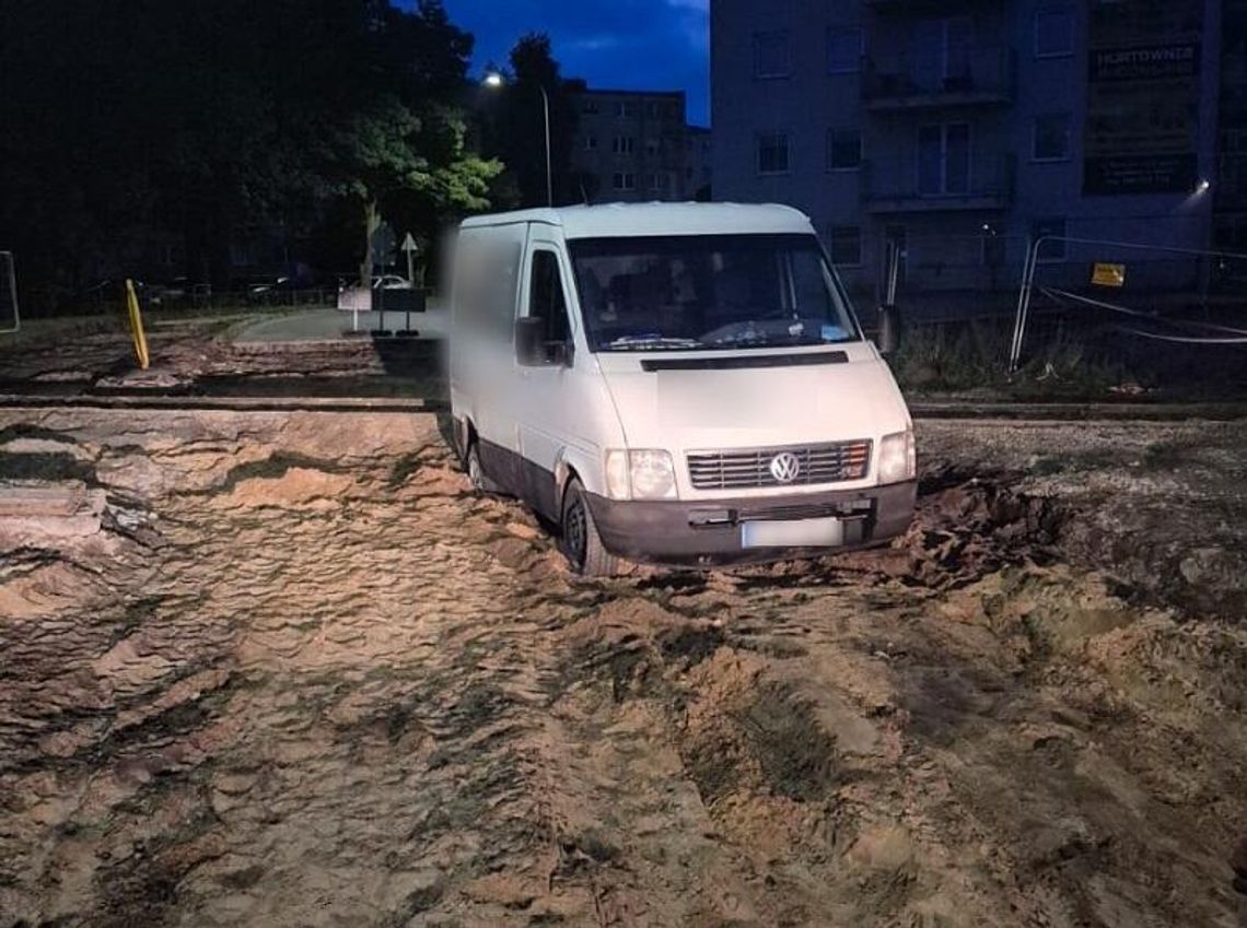 Pijany busiarz próbował przejechać przez rozkopany przejazd kolejowy. Potem schował się na pace Pijany busiarz próbował przejechać przez rozkopany przejazd kolejowy. Potem schował się na pace