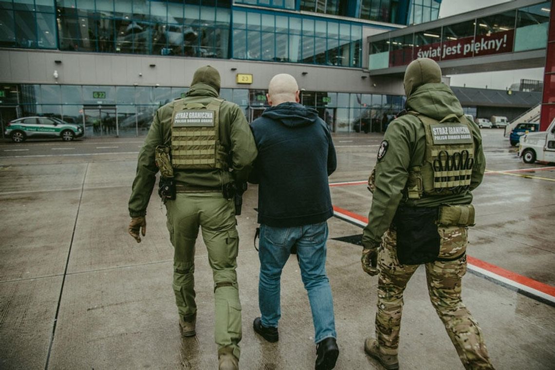 Pijany Czech palił papierosa w samolocie. Po wylądowaniu zajął się nim Zespół Interwencji Specjalnych Straży Granicznej