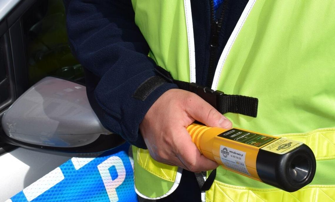 Pijany dekarz jechał rano autem do pracy. Nie miał prawka, ale bardzo chciał zdążyć na czas do pracy