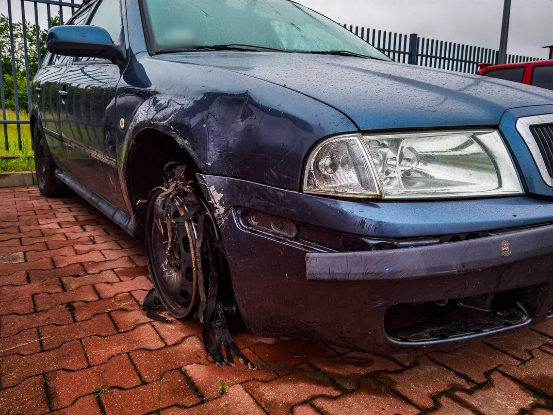 Pijany drifter wjechał skodą w ogrodzenie. Po przyjeździe policji siedział z kolegą w bagażniku