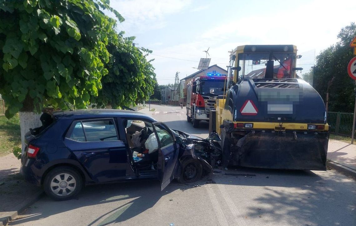 Pijany dziadek wjechał w walec drogowy. Poszkodowana została kobieta z dzieckiem