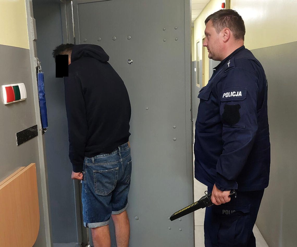 Pijany Gruzin przyjechał do sklepu, żeby kraść. Miał lewe tablice i trefny towar w aucie