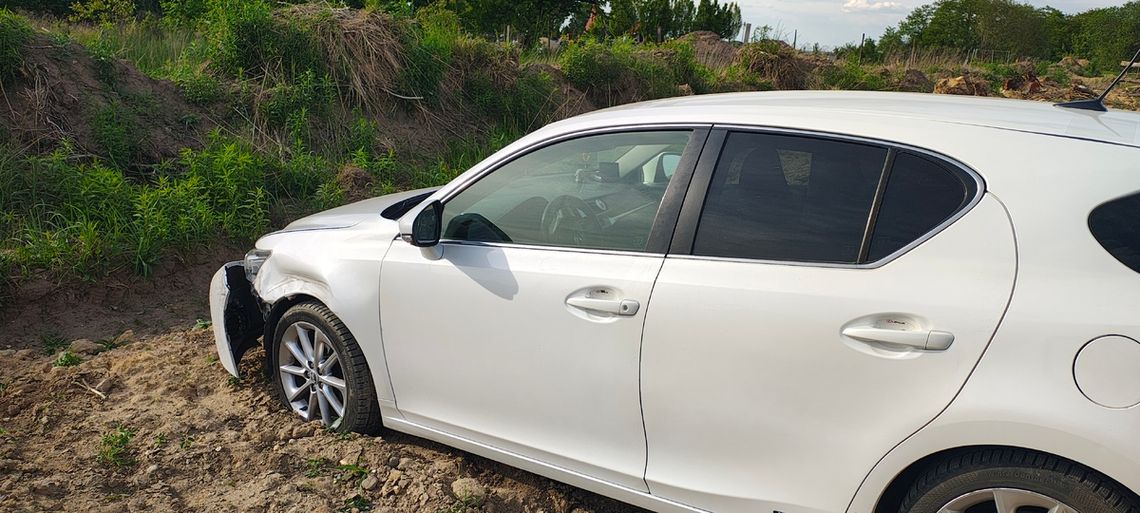 Pijany Gruzin spowodował kolizję i wjechał w hałdę piachu. Uciekał, bo był ścigany listem gończym Pijany Gruzin spowodował kolizję i wjechał w hałdę piachu. Uciekał, bo był ścigany listem gończym