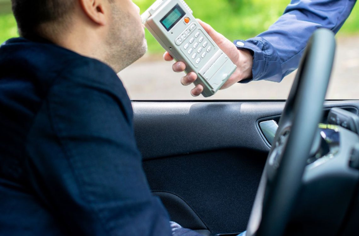 Pijany i na zakazie kierował samochodem. Tłumaczył, że musiał jechać na rozprawę do sądu