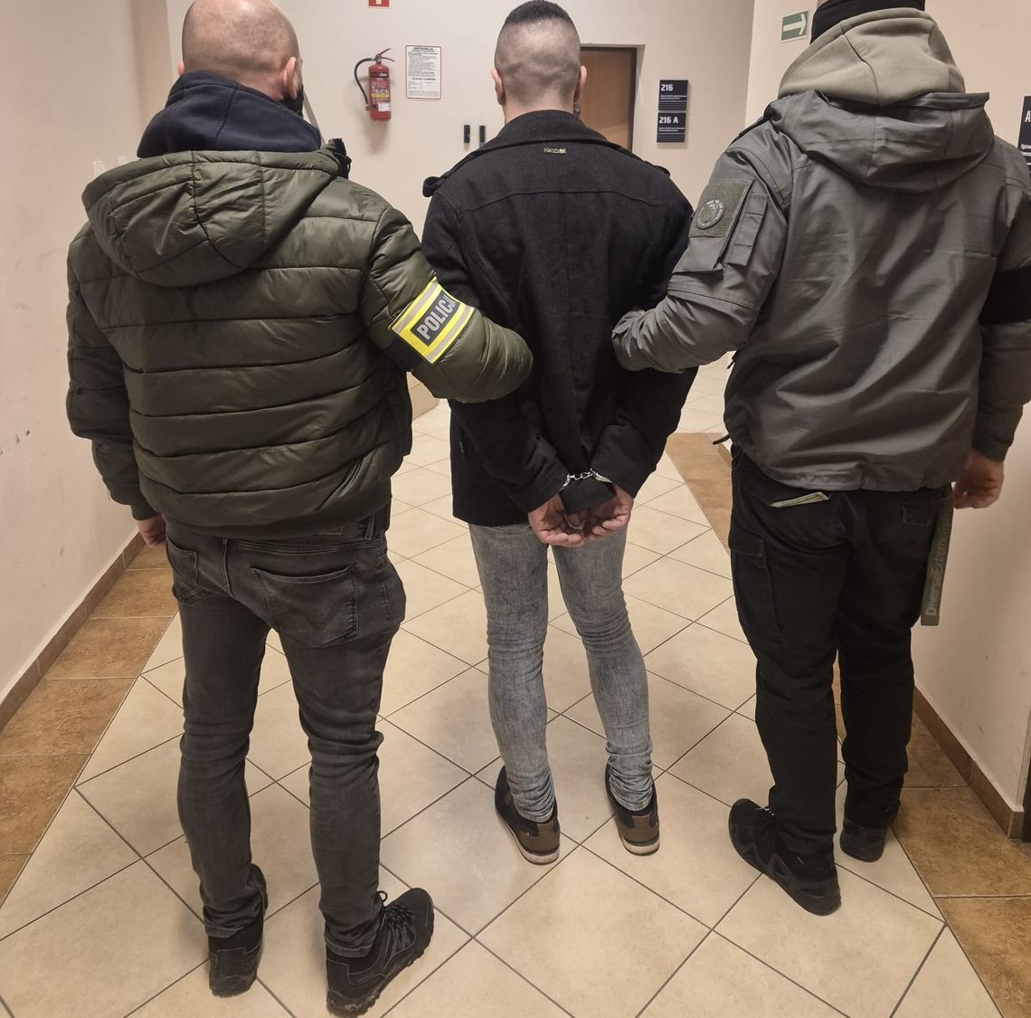 Pijany i naćpany wiózł czwórkę dzieci. Wpadł, bo omal nie potrącił kobiety na pasach