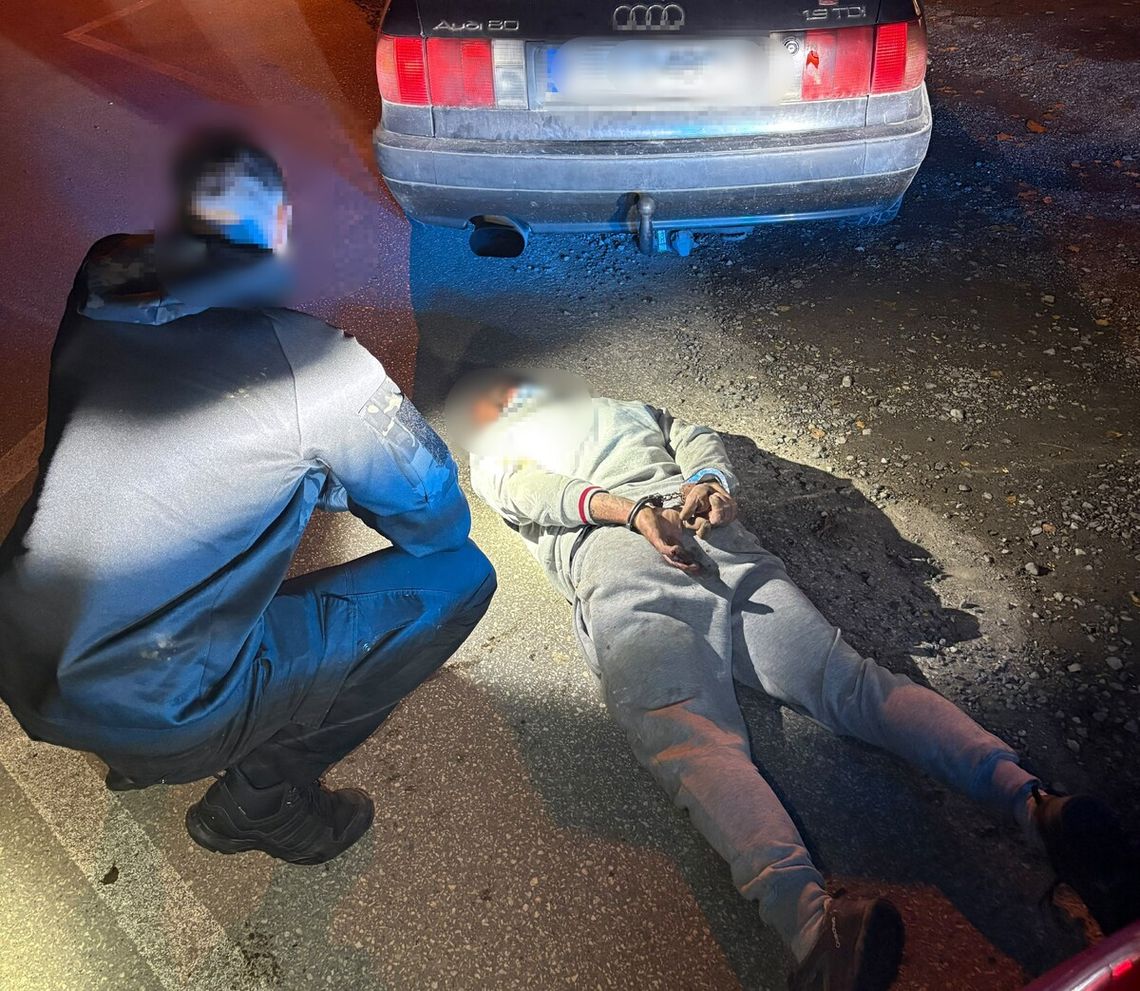Pijany i poszukiwany uciekał Audi przed policją. Porzucił samochód, ale daleko nie dobiegł Pijany i poszukiwany uciekał Audi przed policją. Porzucił samochód, ale daleko nie dobiegł