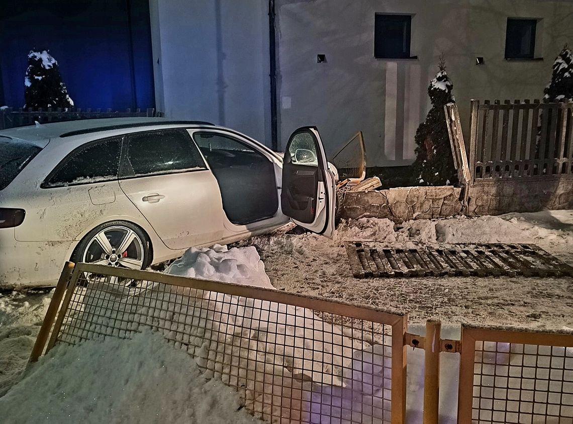 Pijany kierowca audi "przeleciał" środkiem ronda. Zatrzymał się dopiero na ogrodzeniu szkoły