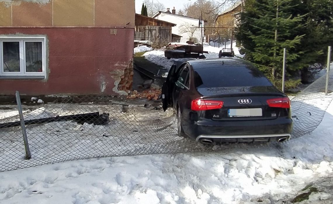 Pijany kierowca audi sam wymierzył sobie karę. Wjechał w dom i skasował auto