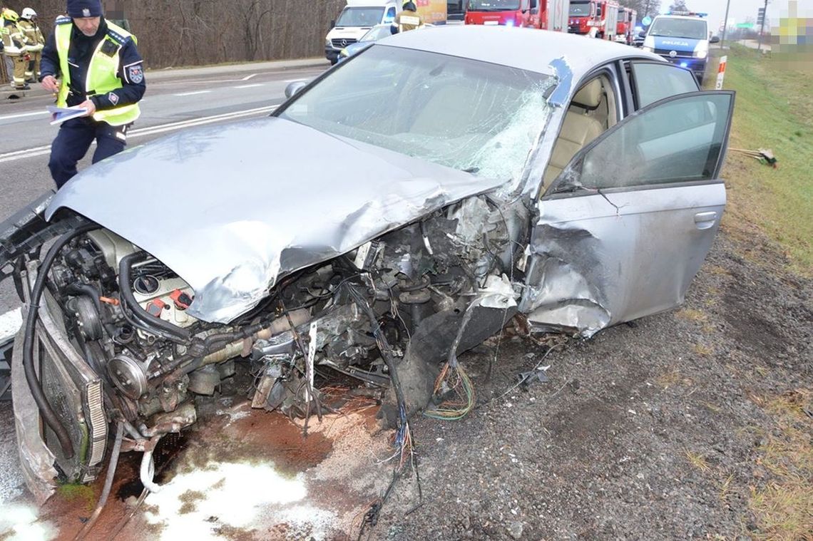 Pijany kierowca audi zjechał na czołówkę z ciężarówką. Poszkodowany 29-latek trafił do szpitala Pijany kierowca audi zjechał na czołówkę z ciężarówką. Poszkodowany 29-latek trafił do szpitala