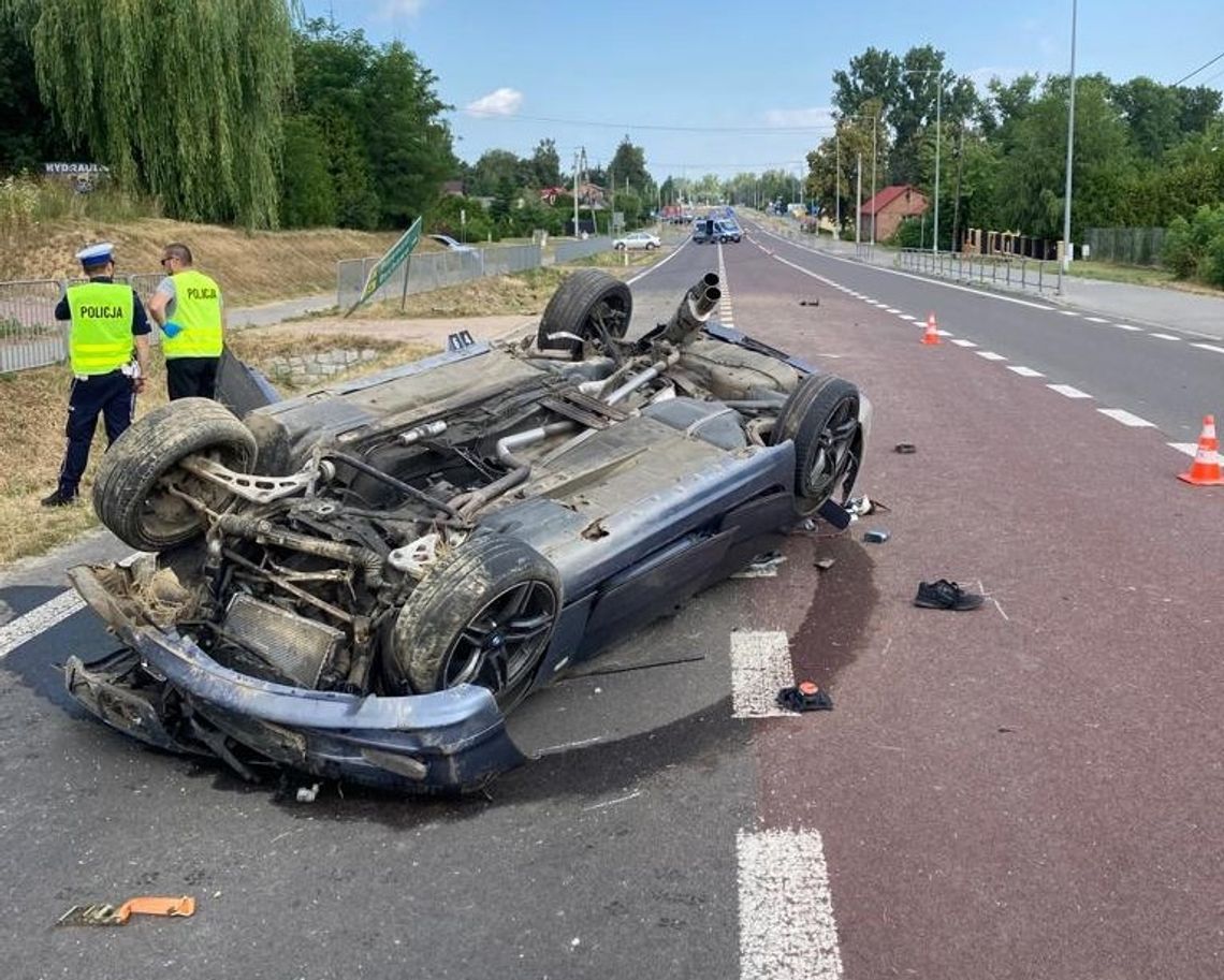 Pijany kierowca BMW dachował podczas wyprzedzania. Razem z pasażerem trafił do szpitala