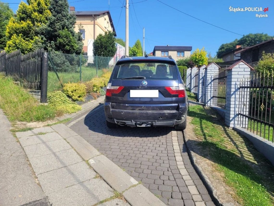 Pijany kierowca BMW oferował policjantom 10 tysięcy i położenie kostki brukowej