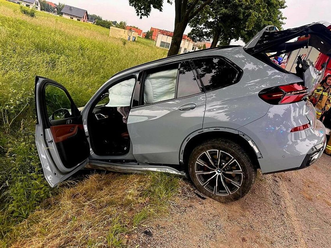 Pijany kierowca BMW rozbił się w rowie, wyszedł z auta i twierdził, że to nie on. Miał pecha, bo jechał za nim świadek