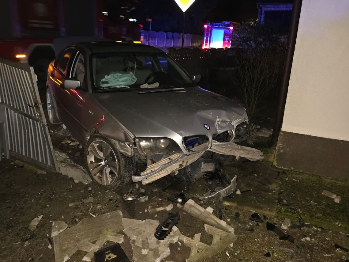 Pijany kierowca BMW skasował ogrodzenie domu. W samochodzie przewoził kobietę w zaawansowanej ciąży