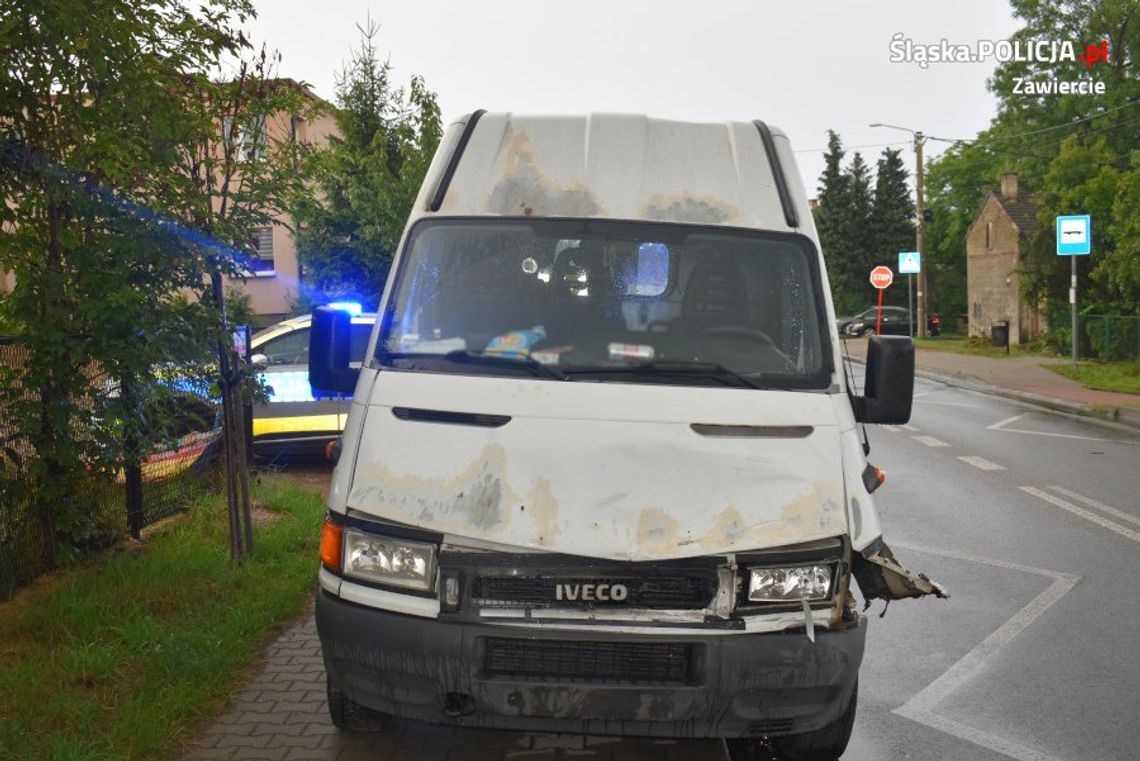 Pijany kierowca busa zjechała na czołówkę z hondą. 57-letni motocyklista nie przeżył wypadku [FOTO]