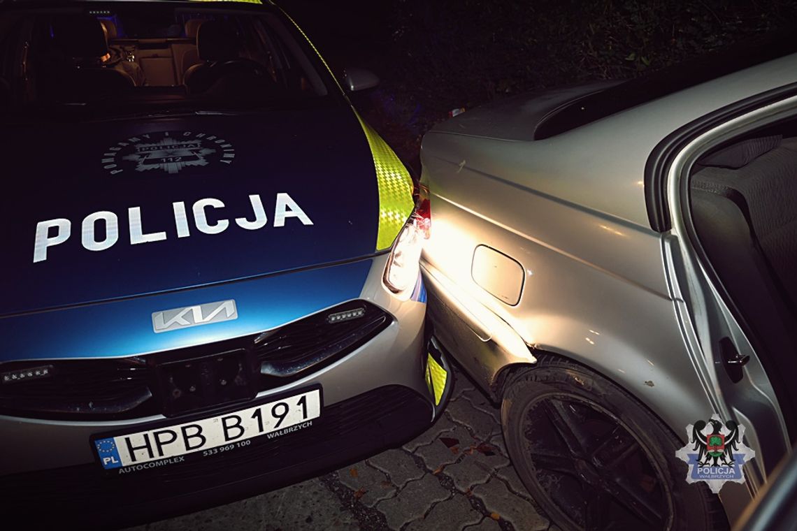 Pijany kierowca celowo wjechał w radiowóz i potrącił policjanta. Grozi mu nawet 15 lat więzienia Pijany kierowca celowo wjechał w radiowóz i potrącił policjanta. Grozi mu nawet 15 lat więzienia